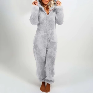 Traje de pijama de forro polar gris llevado por una mujer rubia