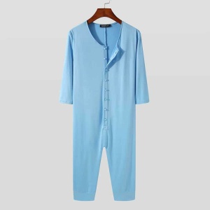Traje de pijama azul de hombre colgado en una percha
