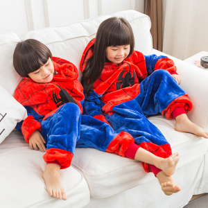 Dos niños en el sofá con un pijama azul y rojo de Spiderman