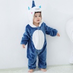 Niño con pijama de unicornio azul