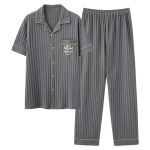 Pijama de verano de algodón gris para hombre, con pantalón y camisa, tendido sobre fondo blanco