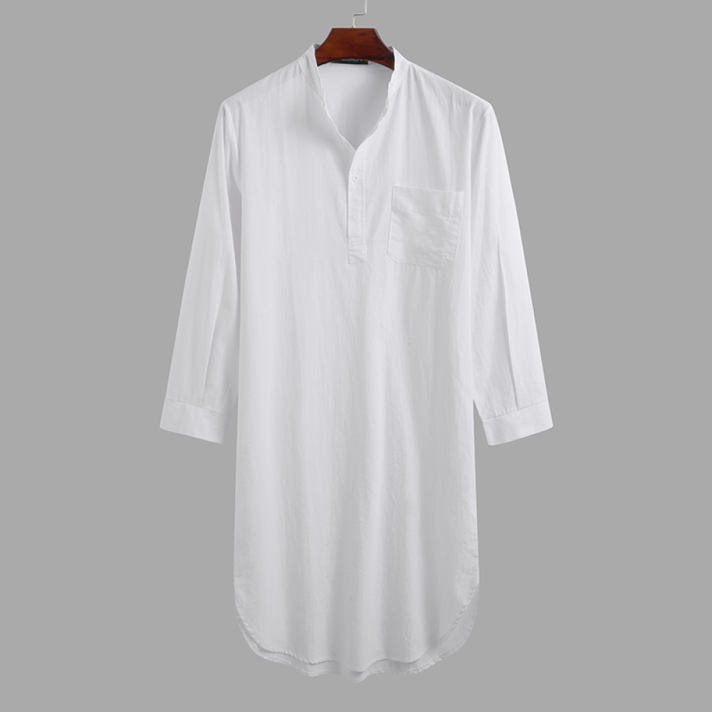 pijama de verano de hombre camisón de manga larga, blanco, colgado de una percha y presentado sobre fondo gris