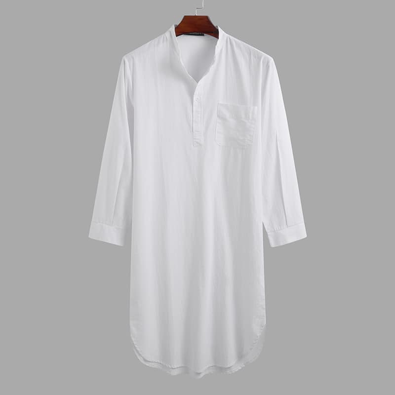 pijama de verano de hombre camisón de manga larga, blanco, colgado de una percha y presentado sobre fondo gris