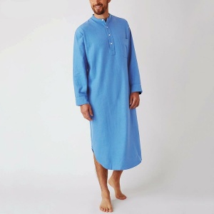 Hombre en pijama de verano y camisón azul de hombre, sobre fondo blanco