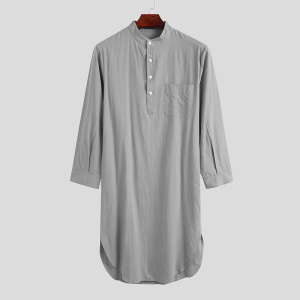 pijama de verano de hombre camisón de manga larga, gris, colgado de una percha y presentado sobre un fondo gris