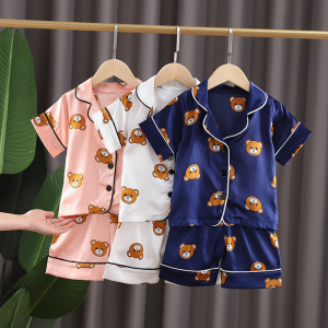 Tres pijamas infantiles en una percha con motivos de osos en rosa, blanco y azul