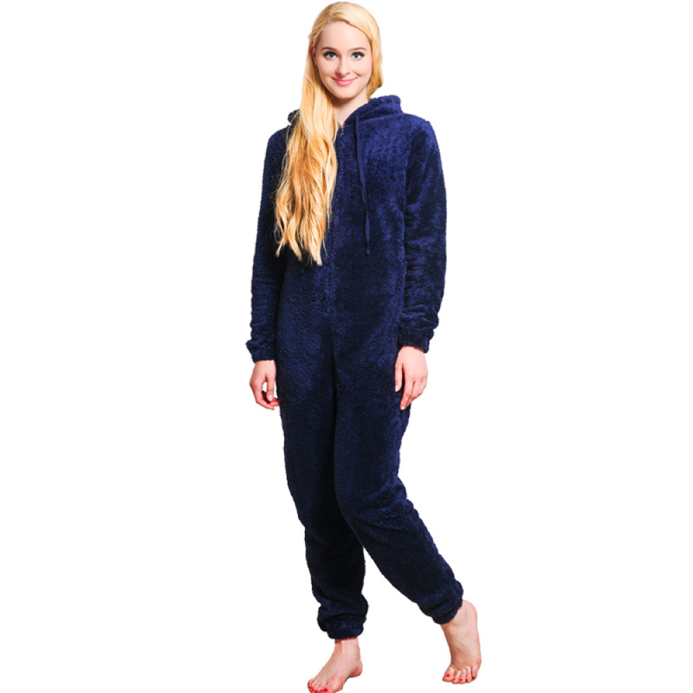 Joven rubia vestida con un pijama de pilou en un mono azul oscuro y presentada sobre un fondo blanco