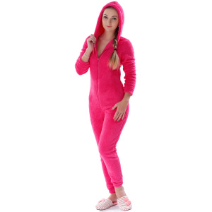 Joven rubia vestida con un pijama pilou en un llamativo mono rosa y presentada sobre un fondo blanco